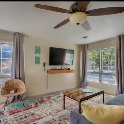 Hillside Bungalow - Walking distance to downtown