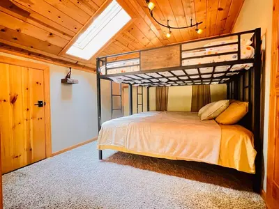 a bedroom with a bunk bed in a cabin at Cozy Cabin and Modern Stay in Arnold Near Bear Valley in Arnold