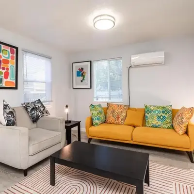 2 Bedroom Home Near Downtown Zoo Golf Pet-Friendly and Fenced