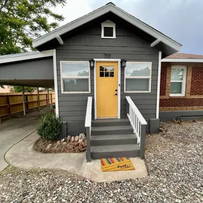 717 Charming 4 Bed Mid-Town Retreat