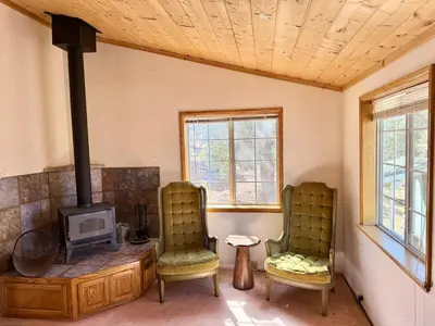 Gallery image of Kennedy Bluebird: offgrid cabin near SF Kern River in Sykes