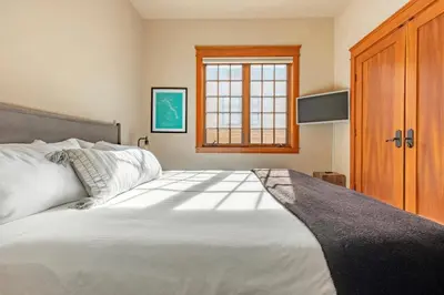 a bedroom with a large white bed and a window at Magnolia Lodge 1 in Mammoth Lakes