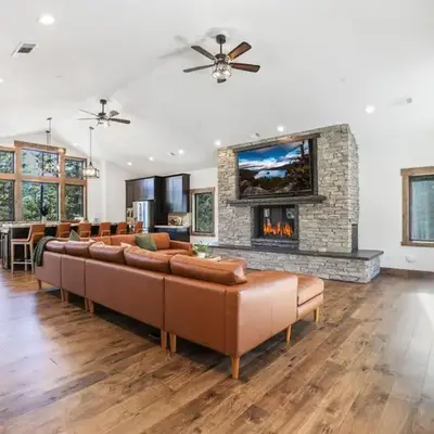 Paradise on Pioneer - New 6 Bedroom w Pool Table