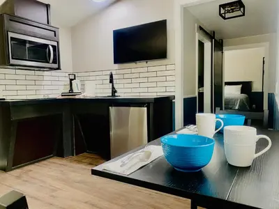 a kitchen with blue bowls on a black counter at Boulder Creek RV Resort in Lone Pine