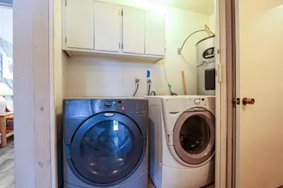 a washer and dryer in a small room at Mammoth Reservations in Mammoth Lakes