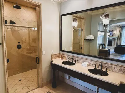 a bathroom with two sinks and a shower at Villa Arden Hills in Sacramento