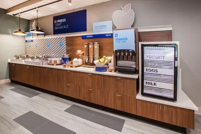 a apple store with a counter with an appleasteryasteryasteryasteryasteryasteryastery at Holiday Inn Express & Suites Yosemite Park Area by IHG in Chowchilla