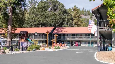 a view of the inn from the street at Yosemite Westgate Lodge in Groveland