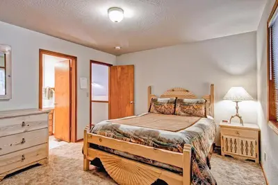 a bedroom with a bed and a dresser with a lamp at Little Sport in Yosemite West