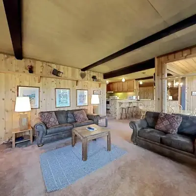 Spacious 2 Bedroom Condo with Mountain View!