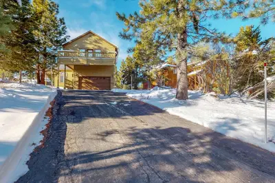 a road leading to a house in the snow at Solvang Family Getaway in Truckee