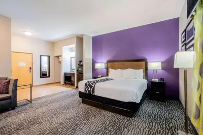 a bedroom with a bed and a purple wall at La Quinta Inn by Wyndham Livermore in Livermore