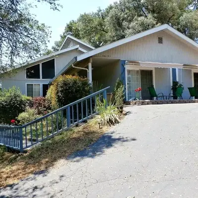 NEW CHARMING 2 BEDROOMS UNIT CLOSE TO EVERYTHING