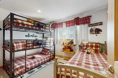 a bedroom with two bunk beds in a room at Lazy Bear Retreat in Mevers