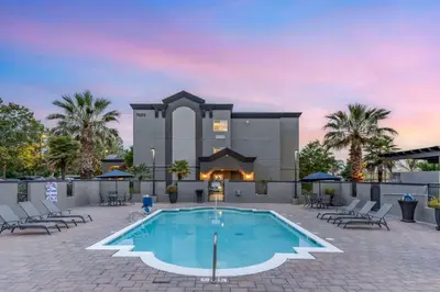a swimming pool in front of a building at Best Western Plus Vineyard Inn in Livermore