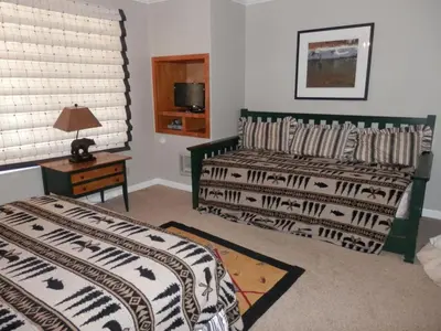 a bedroom with two beds and a table with a lamp at Rr-interlaken 05 in June Lake