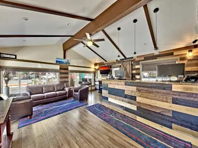 a living room with a couch and a tv at Heavenly Inn Lake Tahoe in South Lake Tahoe