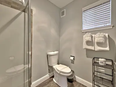 a bathroom with a toilet and a shower at Heavenly Inn Lake Tahoe in South Lake Tahoe