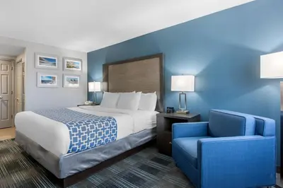 a hotel room with a bed and a blue wall at Cielo Hotel Bishop-Mammoth, an Ascend Collection Hotel in Bishop