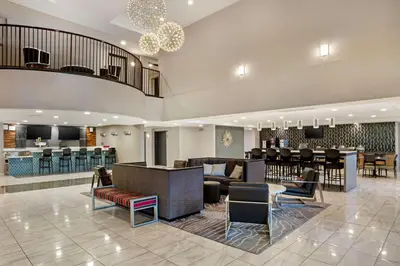 a lobby with a waiting area and a bar at Best Western Plus Coalinga Inn in Coalinga
