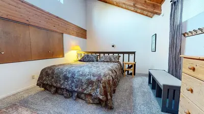 a bedroom with a large bed in a room at Val D'Isere #3 Condo in Mammoth Lakes