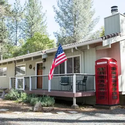 Lovely Mountain Lake Chalet by Yosemite: Equipped!