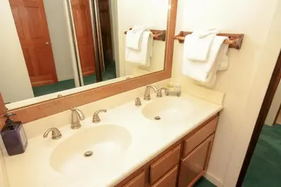 a bathroom with two sinks and a large mirror at Mountainback 41 Loft in Mammoth Lakes