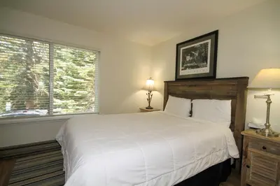 a bedroom with a large white bed and a window at Discovery 4 117 in Mammoth Lakes