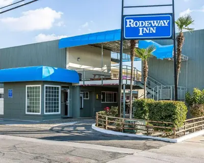 a roadeway inn sign in front of a building at Rodeway Inn Downtown Hanford in Hanford