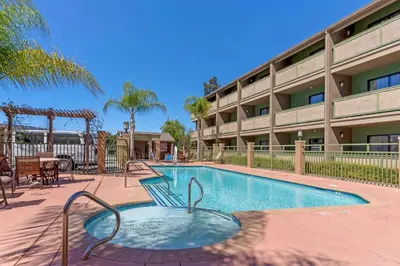 a swimming pool in front of a hotel at Best Western Plus Forest Park Inn in Gilroy