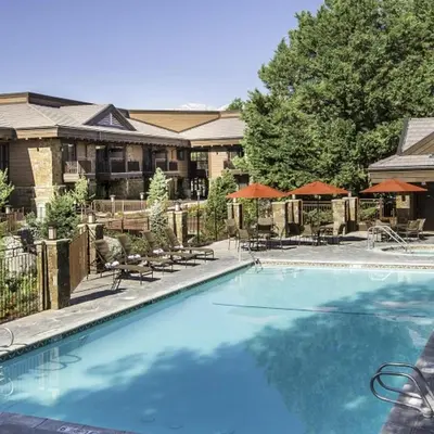a large swimming pool with chairs and a house at Wayfinder Bishop in Bishop