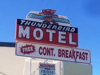 a sign for a muppet motel on top of a building at Thunderbird Motel in Bishop