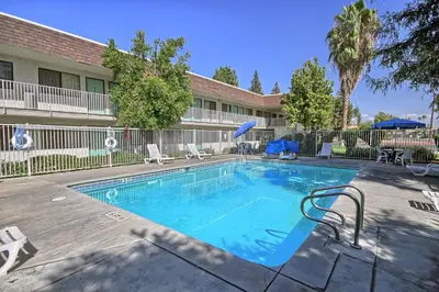 a swimming pool in front of a building at Motel 6-Porterville, CA in Porterville