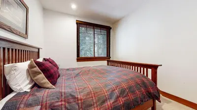 a bedroom with a bed and a window at Timbers 5 4-Bedroom Townhouse Townhouse in Mammoth Lakes