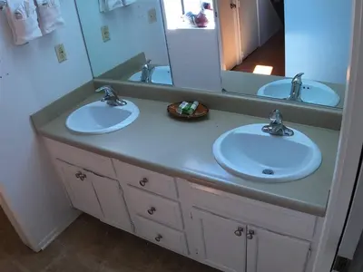a bathroom with two sinks and a large mirror at Rr-edgewater08 in June Lake