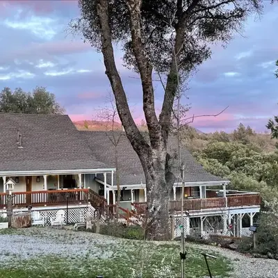 Sierra Mountain Lodge - Vacation Rentals - Yosemite