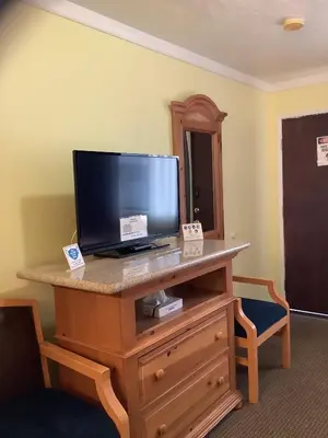 a room with a tv on top of a dresser at Independence Courthouse Motel in Independence