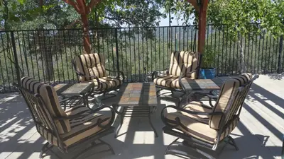 a group of chairs and a table on a patio at Yosemite Foothill Retreat in Coarsegold