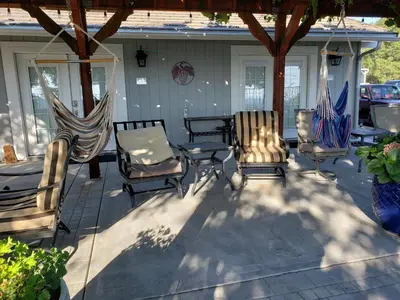 a group of chairs and a table on a patio at Yosemite Foothill Retreat in Coarsegold