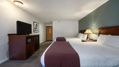 a hotel room with two beds and a flat screen tv at Sonora Aladdin Motor Inn in Sonora