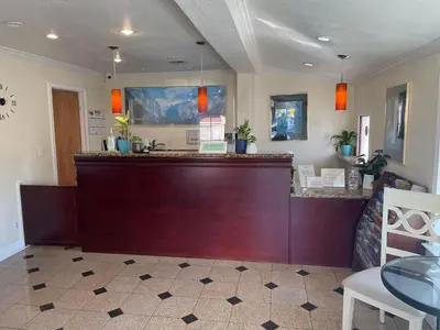 a bar in a restaurant with a counter at Holiday Motel Oakdale in Oakdale