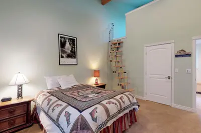 a bedroom with a bed and a table with a lamp at Pine Mountain Getaway (02-461) in Groveland