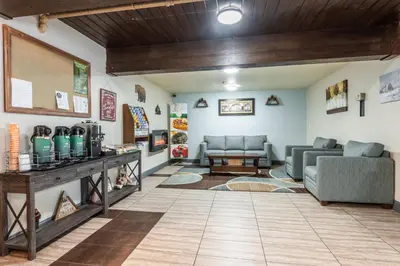a waiting room with couches and a table at Quality Inn near Mammoth Mountain Ski Resort in Mammoth Lakes