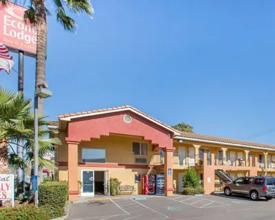 a hotel with a car parked in front of it at Econo Lodge Inn & Suites Lodi - Wine Country Area in Lodi