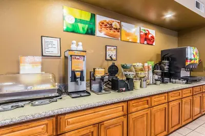 a counter at a fast food restaurant with a coffee shop at Quality Inn Fresno Near University in Fresno