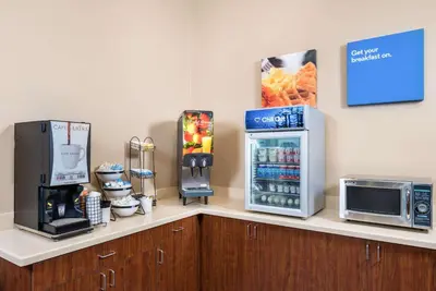 a counter with a refrigerator and a microwave at Comfort Inn Tonopah in Tonopah