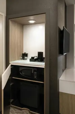 a room with a kitchen with a microwave at Hotel Vista Sierra in Auburn