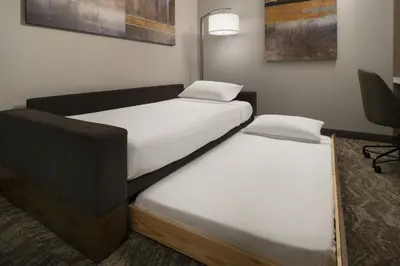 two twin beds sitting in a room with at Hotel Vista Sierra in Auburn
