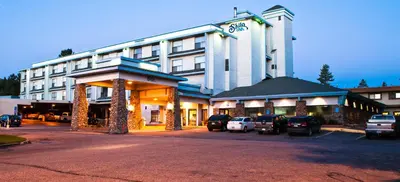 a large hotel with cars parked in front of it at Shilo Inn Mammoth Lakes in Mammoth Lakes