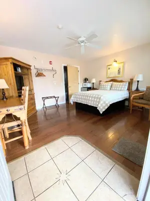 a bedroom with a bed and a table and a desk at Arnold Meadowmont Lodge in Arnold